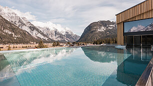 Infinitypool im Hotel Kristall mit Blick auf die Bergwelt