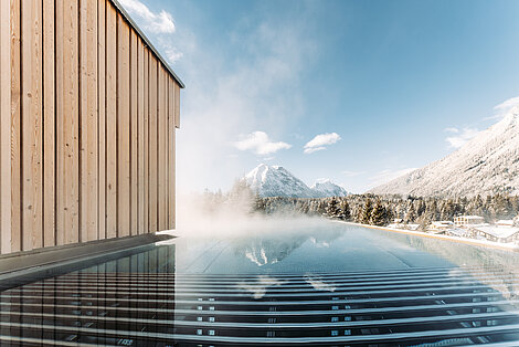 Infinity Pool mit Sonnenterrasse im Hotel Kristall