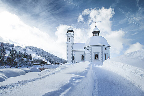 Winterliche Landschaft mit Kirche in Tirol