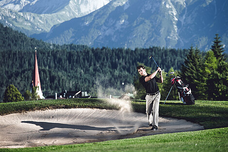 Golfurlaub in Tirol - Abschlag auf einem Golfplatz