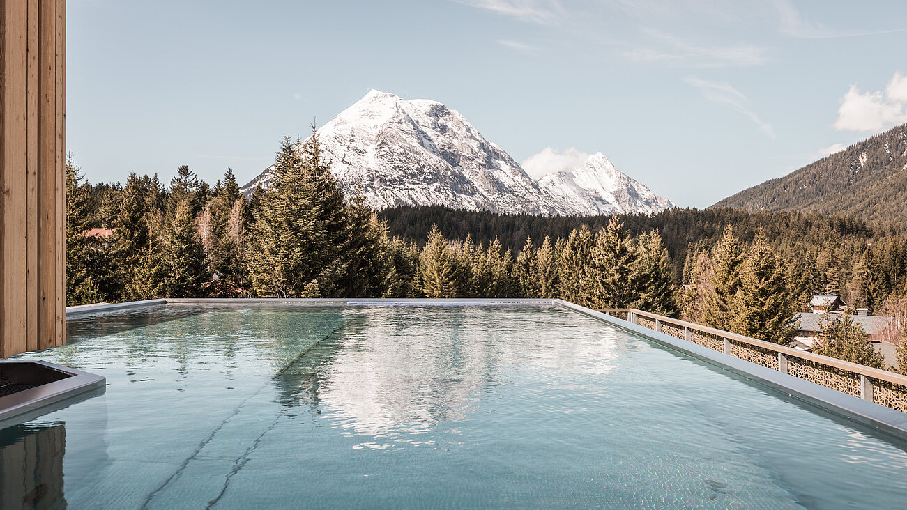Entspannen im Infinitypool im Urlaub in Tirol