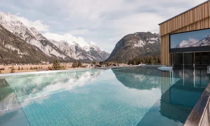 Infinity-Pool mit Bergblick im luxuriösen Alpenresort in Tirol