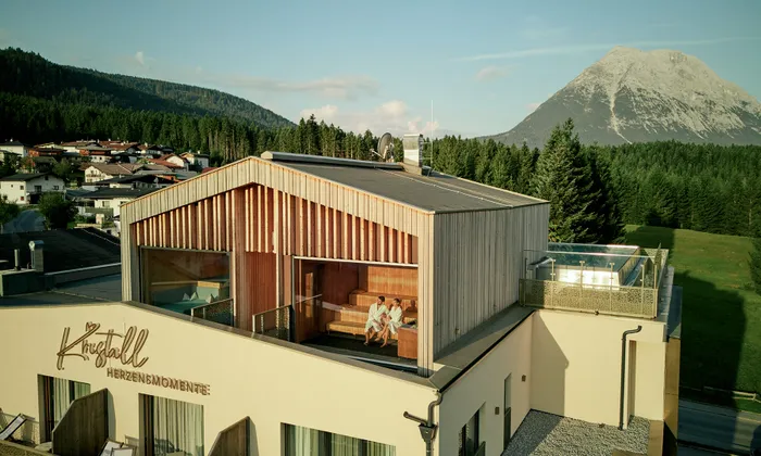 Berghotel mit Sauna und Pool auf dem Dach mit Blick auf Wald und Alpendorf