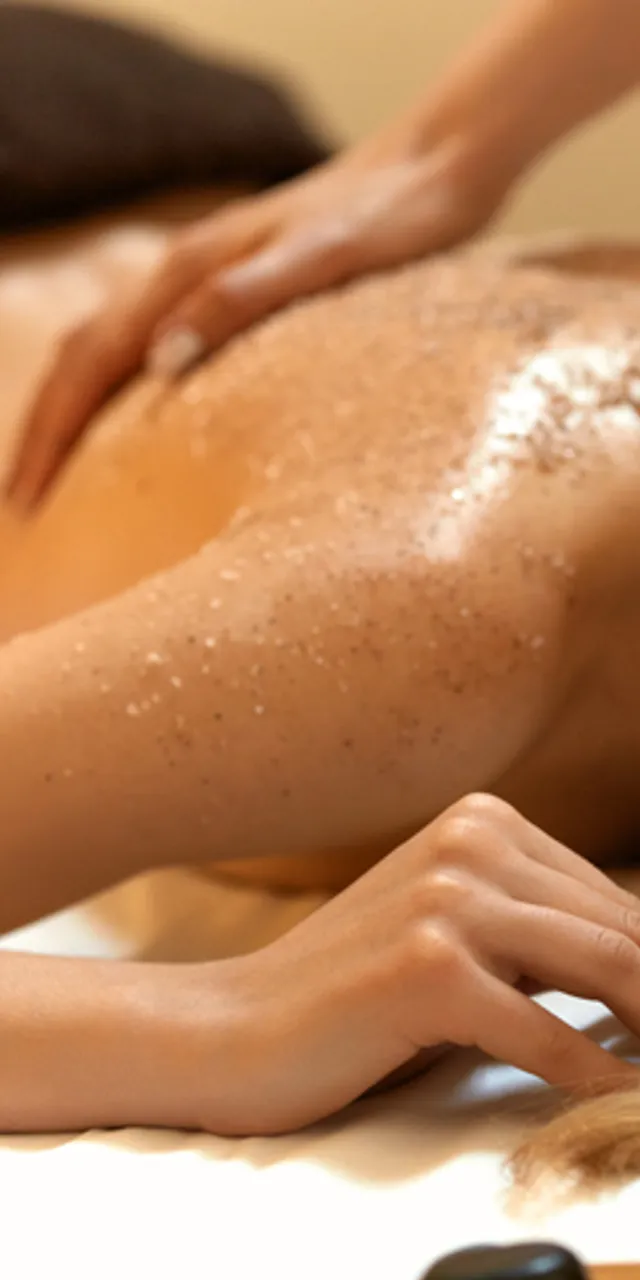 Frau genießt entspannendes Spa-Körperpeeling mit natürlichen Ölen und Peelingbehandlung