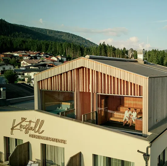 Berghotel mit Sauna und Pool auf dem Dach mit Blick auf Wald und Alpendorf