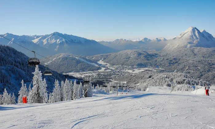 Verschneite Skipiste mit Sesselliften und Alpenblick nahe Seefeld in Tirol, Österreich