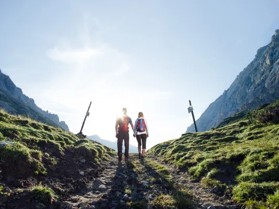 der-sonne-entgegen-wandern.jpg