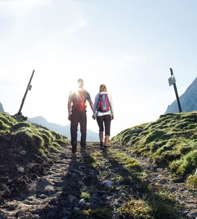 der-sonne-entgegen-wandern.jpg