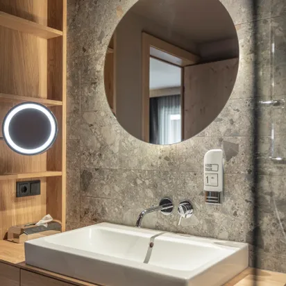 5_Doppelzimmer_Alpine_Bergkristall__Bad__1_.jpg