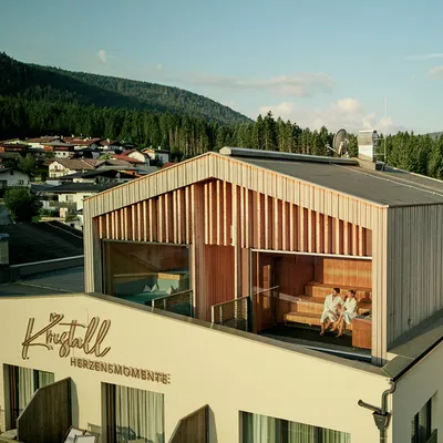 Berghotel mit Sauna und Pool auf dem Dach mit Blick auf Wald und Alpendorf