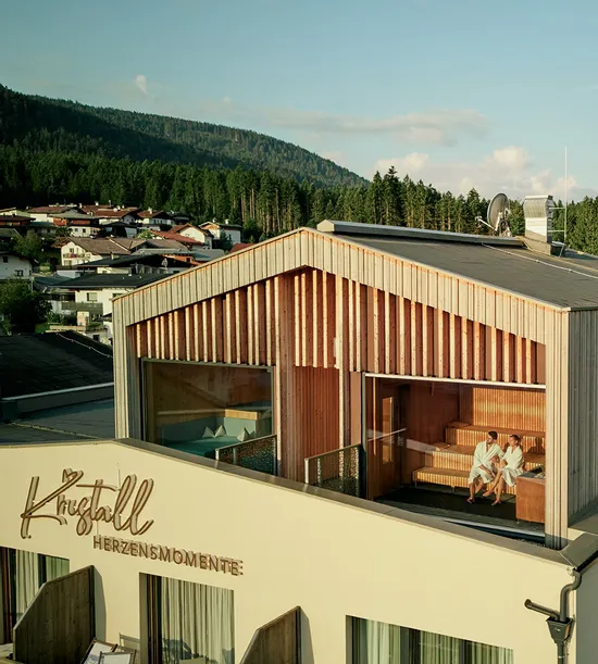 Berghotel mit Sauna und Pool auf dem Dach mit Blick auf Wald und Alpendorf