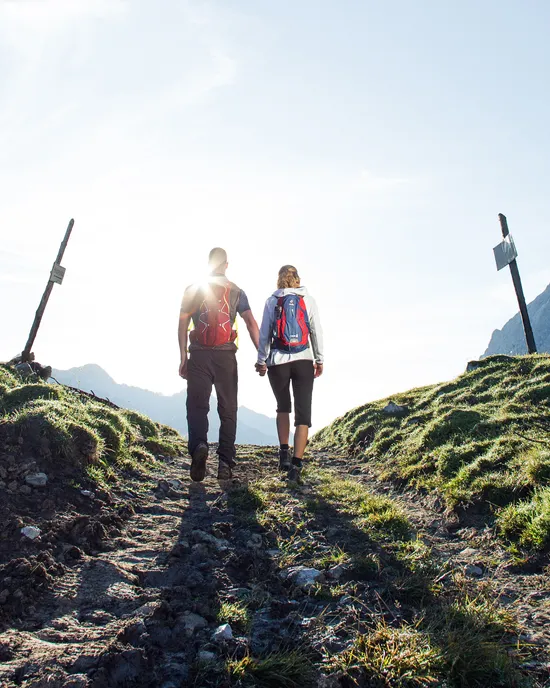 der-sonne-entgegen-wandern.jpg